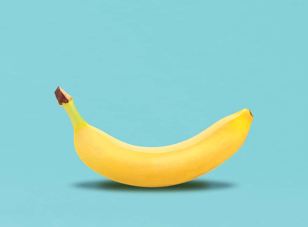 Banán na modrom pozadí