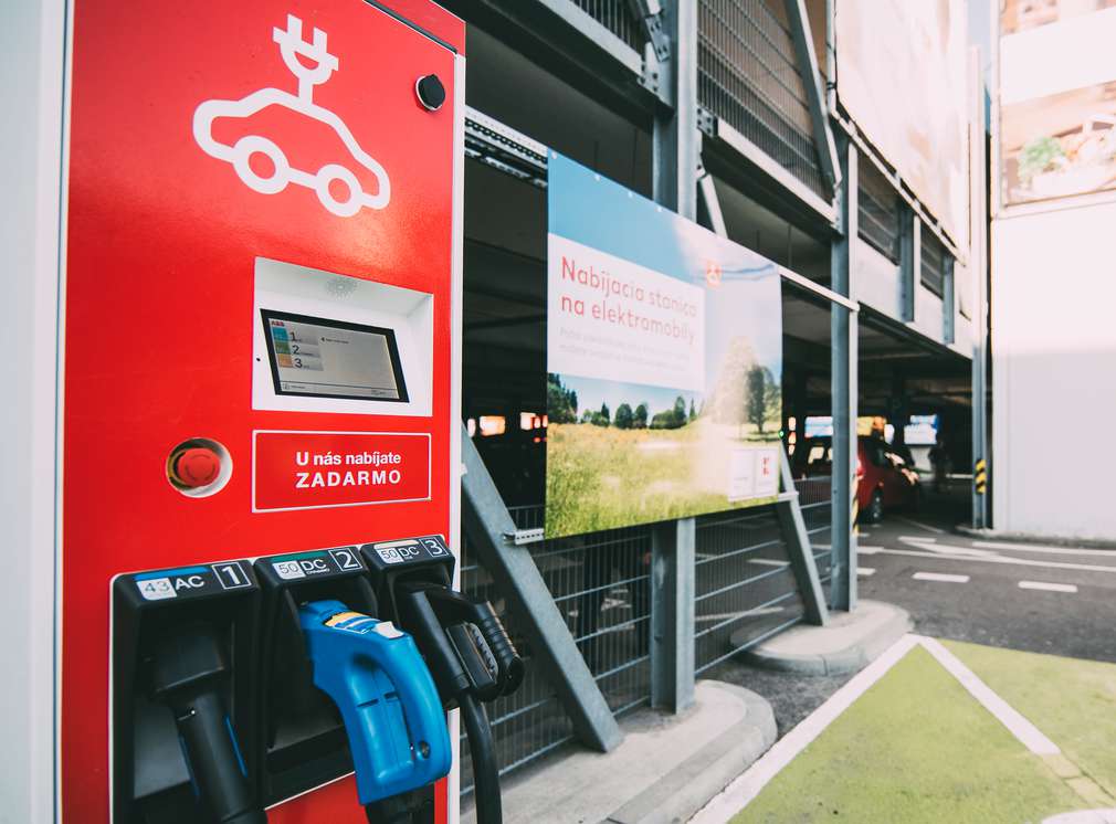 Nabite si svoj elektromobil bezplatne počas nakupovania. Nabíjacia stanica, v ktorej natankujete zelenú elektrinu