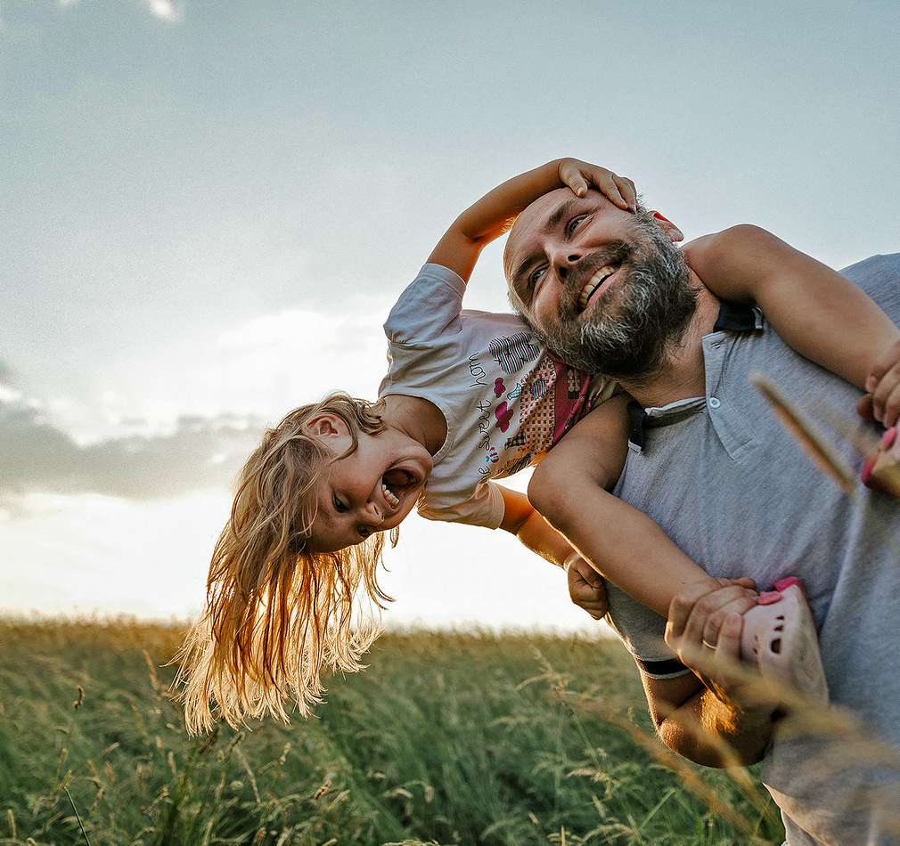Work life balance v Kauflande Otec s dcérou na prechádzke v prírode