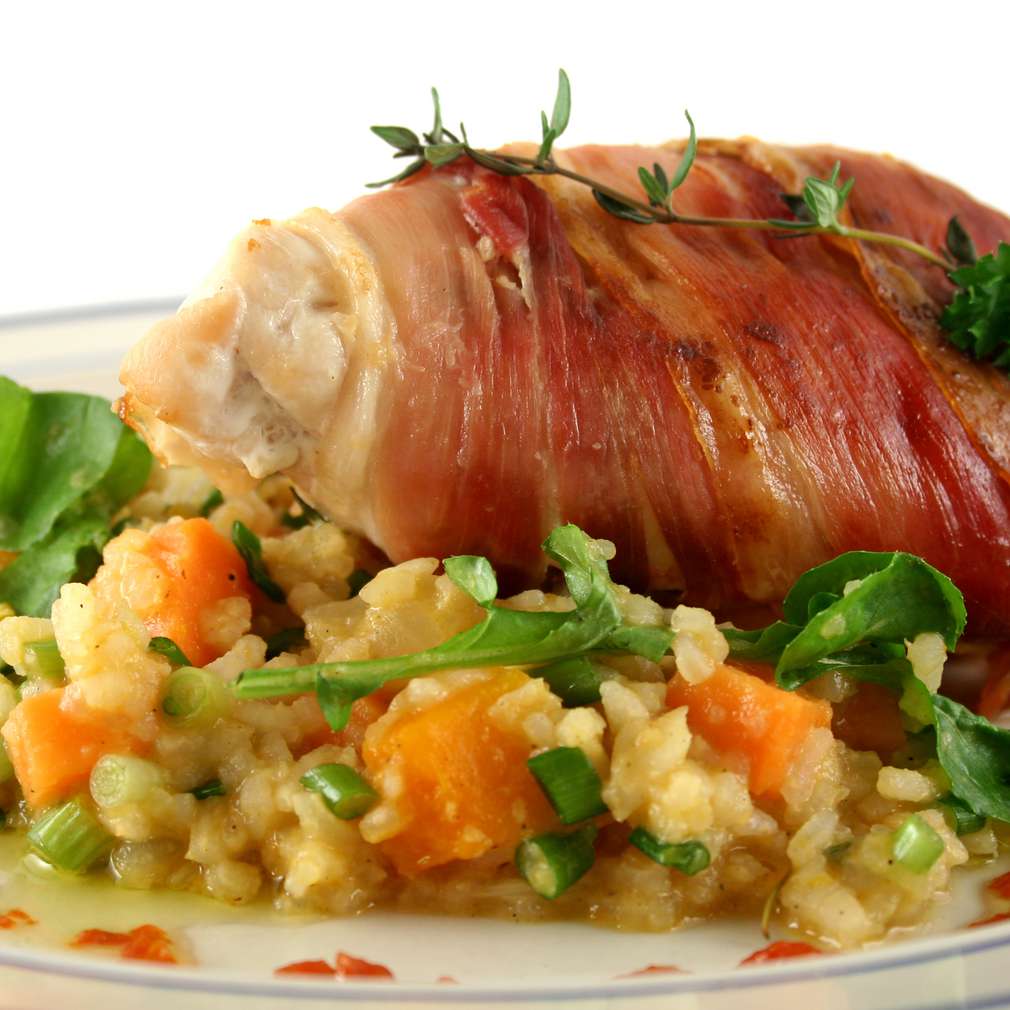 Pui învelit în prosciutto Pui învelit în prosciutto