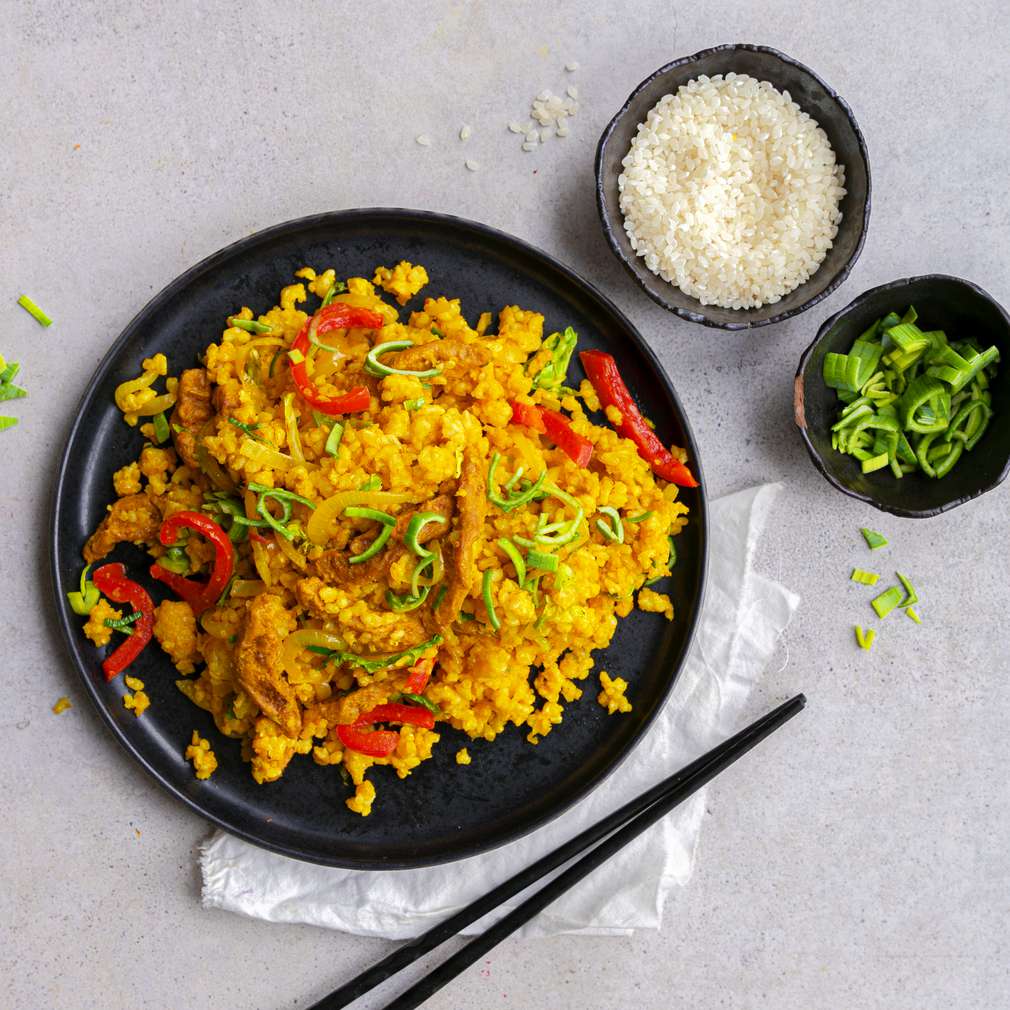 Kari rýže se zeleninou a vepřovými nudličkami