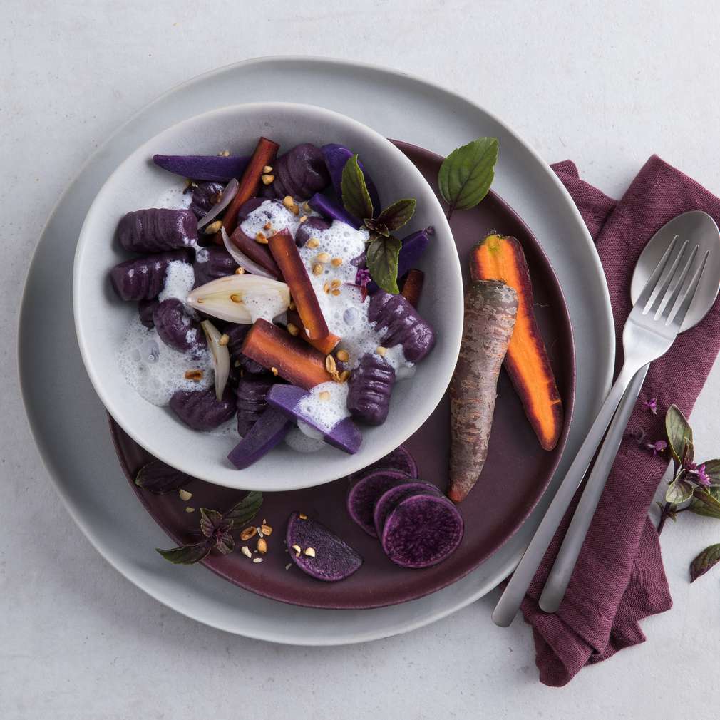 Abbildung des Rezepts Violette Gnocchi mit Ziegenkäse-Sauce und Gemüse