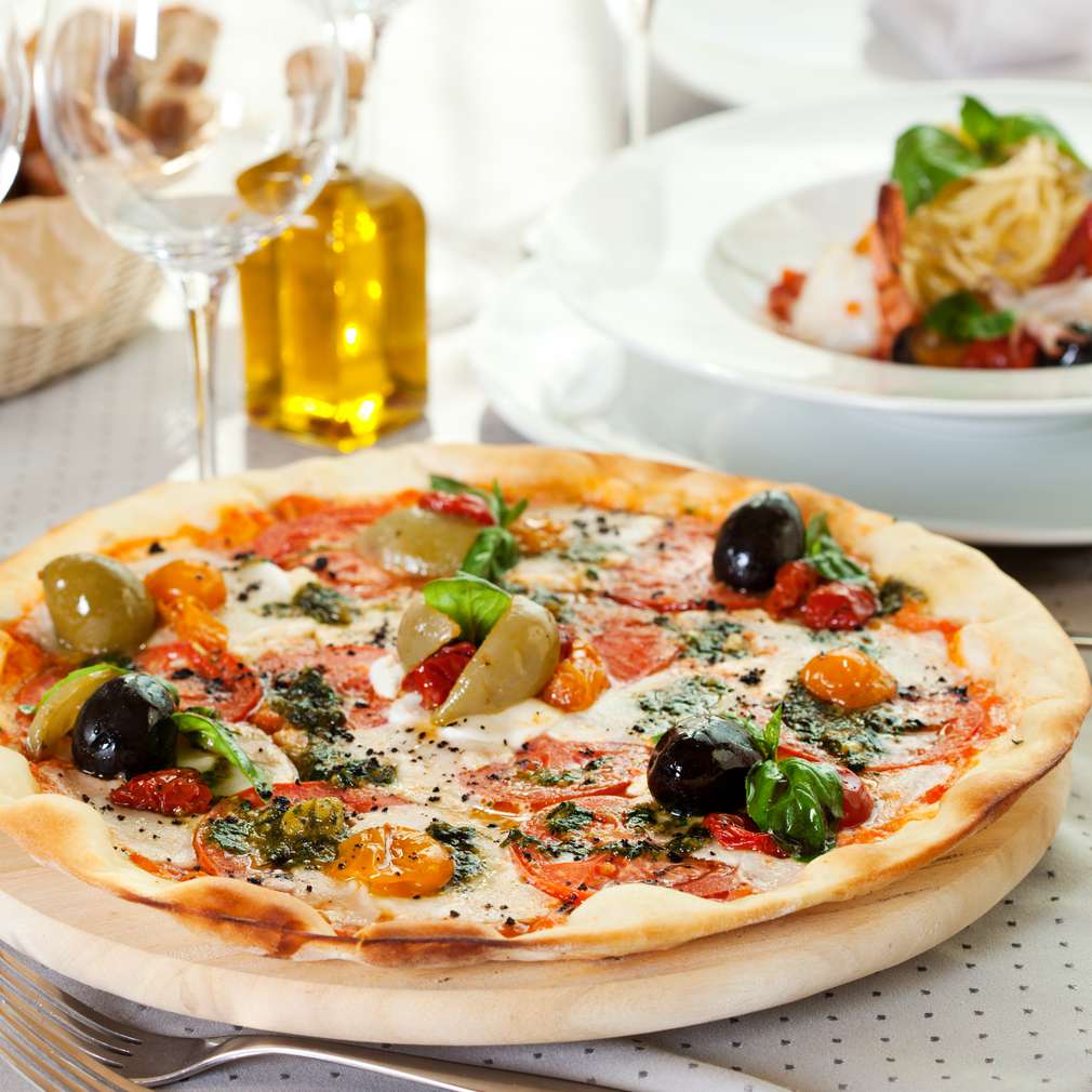 Imaginea rețetei Pizza Margherita cu măsline Imaginea rețetei Pizza Margherita cu măsline