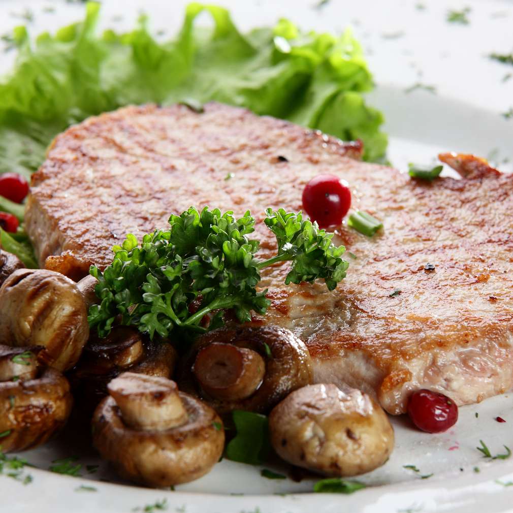 Cotlet de porc la grătar cu salată Cotlet de porc la grătar cu salată