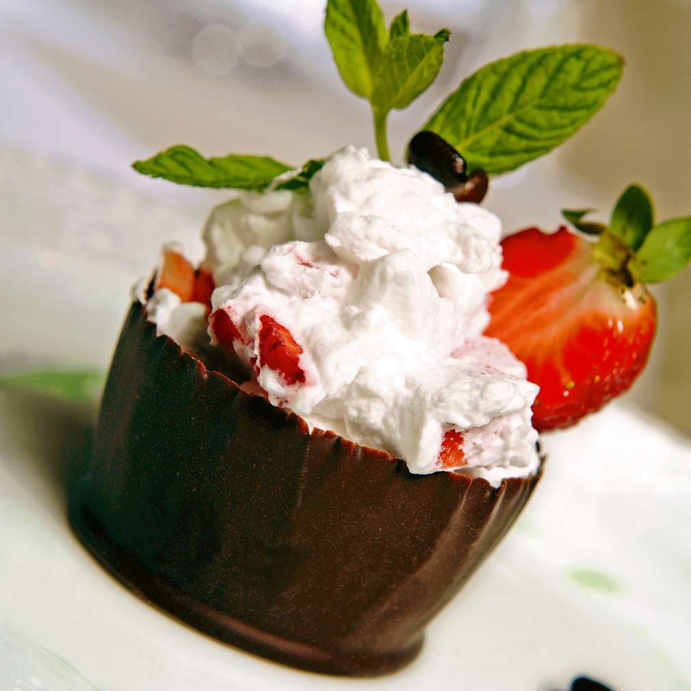 Изобразяване на рецептата Шоколадова кошничка с пресни ягоди и крем Маскарпоне
