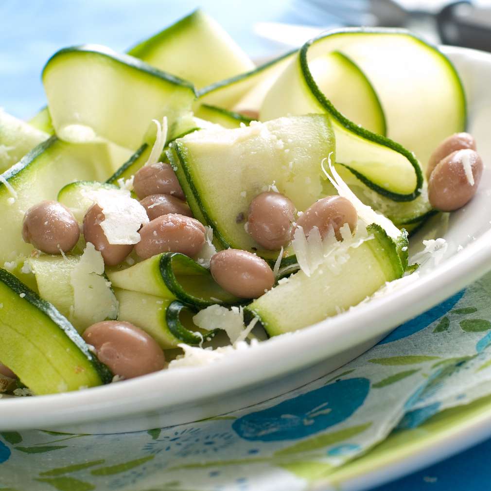 Salată de zucchini, brânză și fasole Salată de zucchini, brânză și fasole