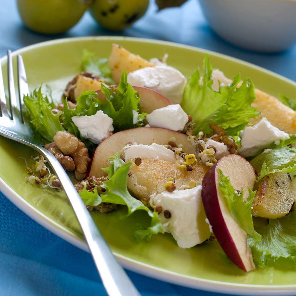 Salată de măr și nuci Salată de măr și nuci