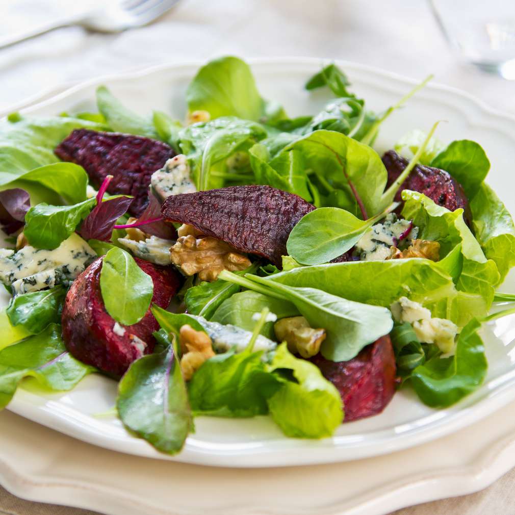 Salată de sfeclă roșie cu nuci Salată de sfeclă roșie cu nuci