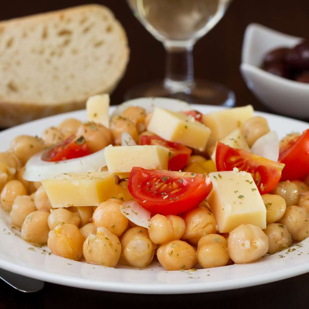 Salată de năut și cașcaval Salată de năut și cașcaval