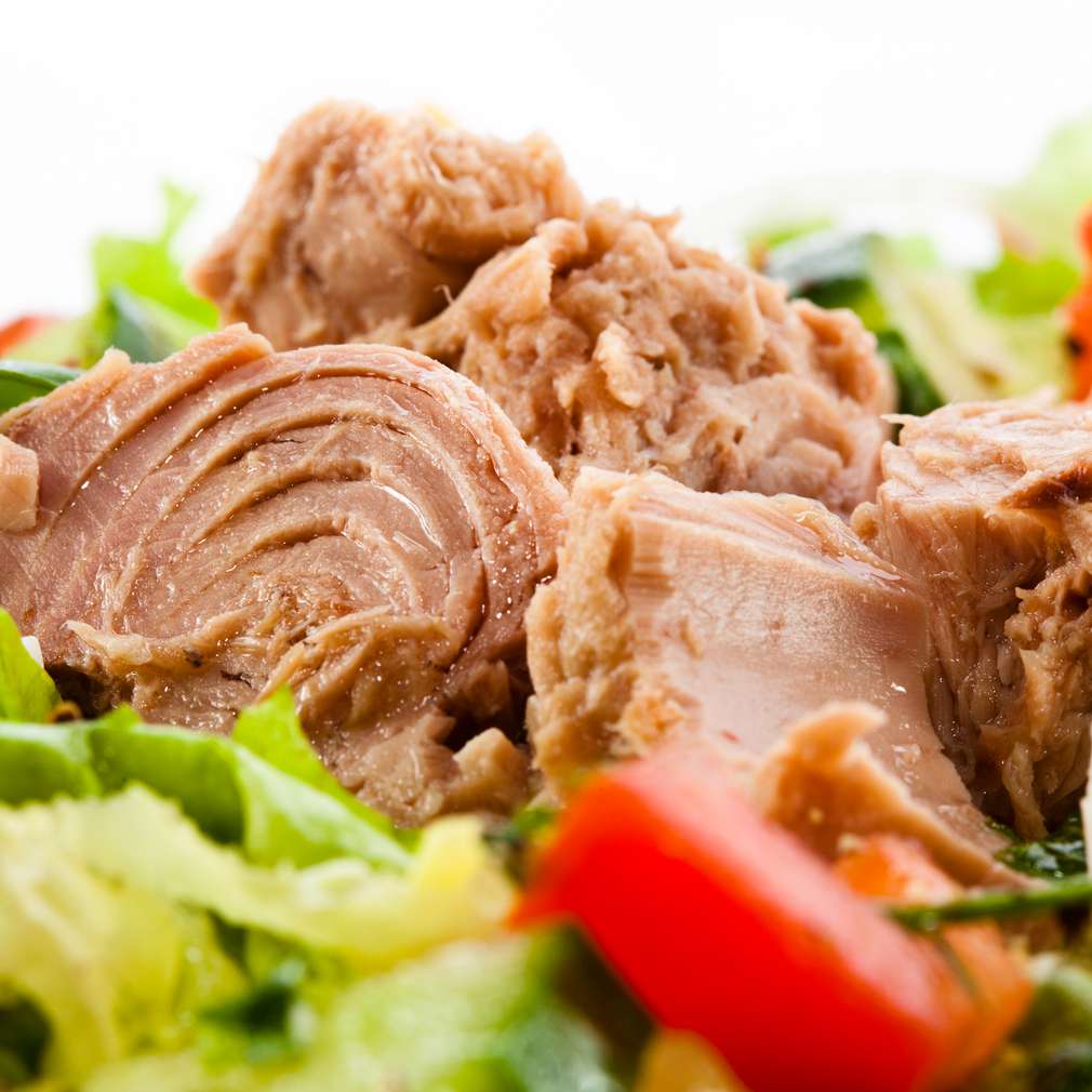 Imaginea rețetei Salată cu ton, roșii și ou Imaginea rețetei Salată cu ton, roșii și ou