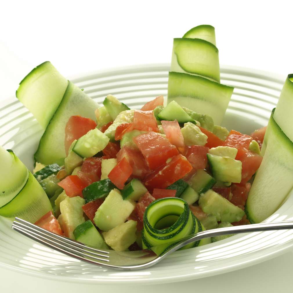 Salată de dovlecel, avocado și mango Salată de dovlecel, avocado și mango