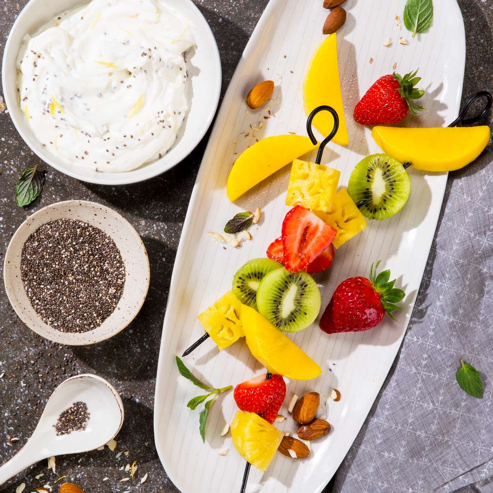 Abbildung des Rezepts Obstspieße mit Chiasamen-Honig-Quark Abbildung des Rezepts Obstspieße mit Chiasamen-Honig-Quark