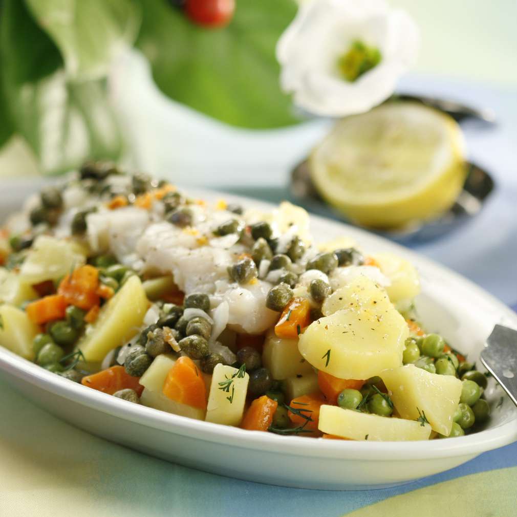 Salată de pește, cu mazăre și capere Salată de pește, cu mazăre și capere