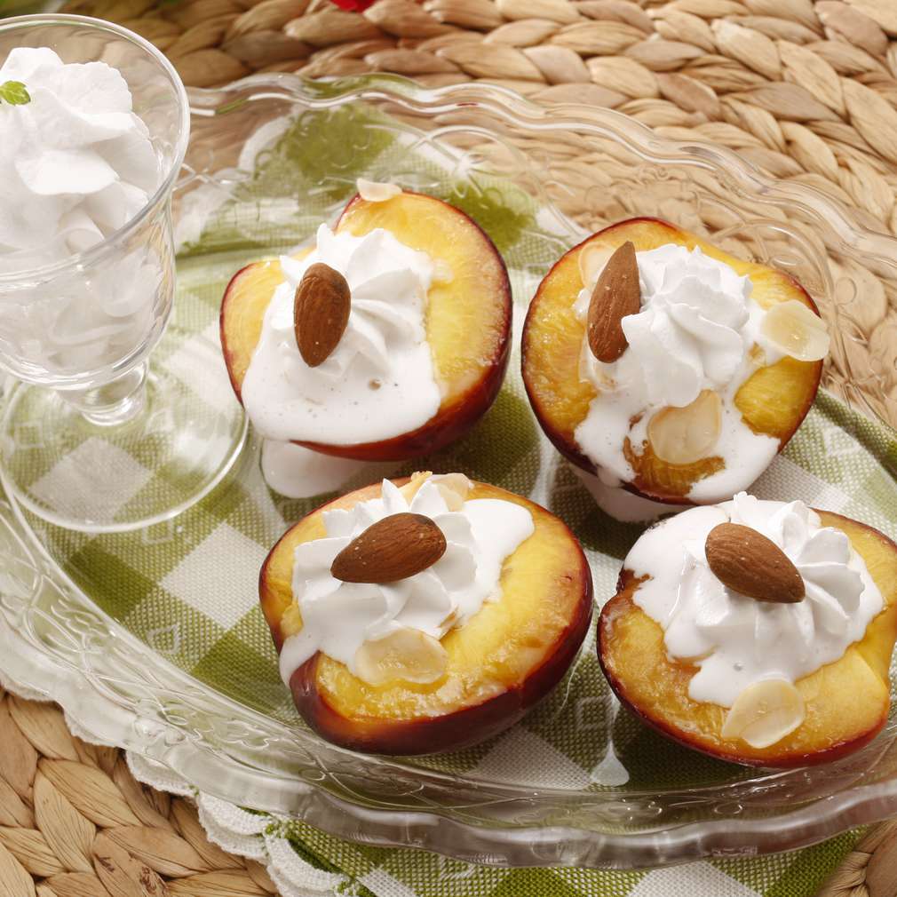 Cremă de migdale cu nectarine coapte Cremă de migdale cu nectarine coapte