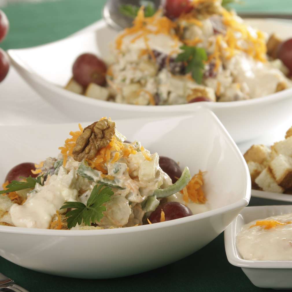 Salată Waldorf cu sos de Camembert Salată Waldorf cu sos de Camembert
