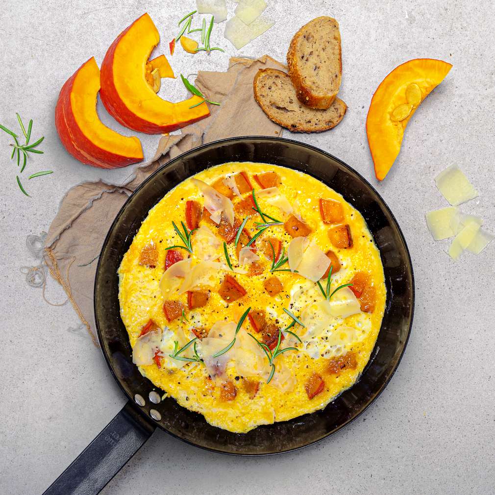 Zobrazit Vaječná omeleta s dýní, parmazánem a rozmarýnem receptů