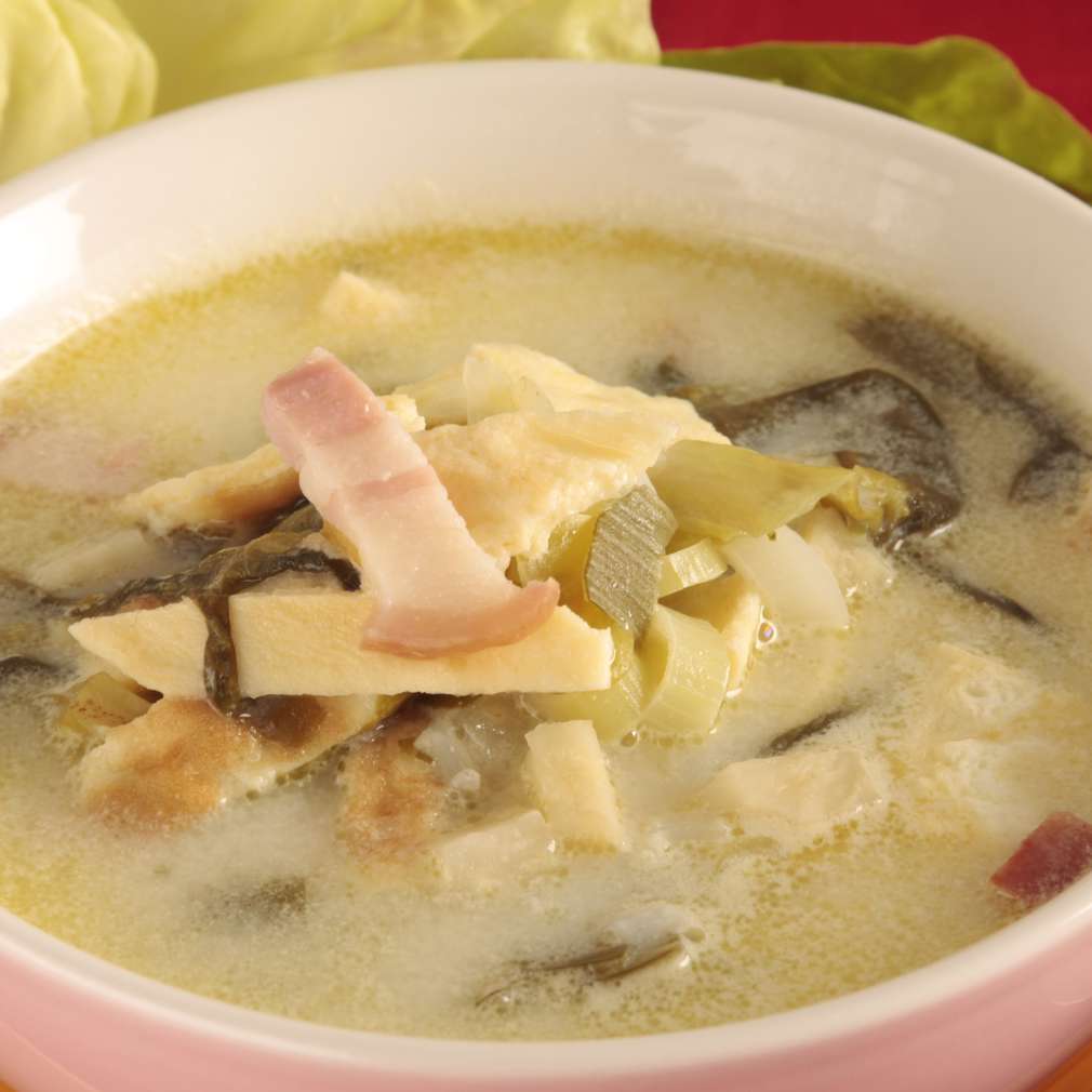 Ciorbă de salată verde și costiță afumată Ciorbă de salată verde și costiță afumată