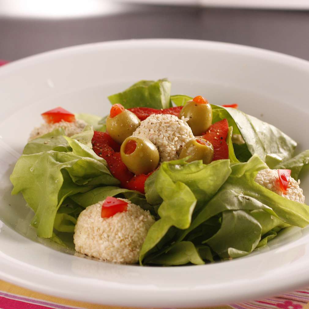 Trufe de urdă cu salată verde Trufe de urdă cu salată verde