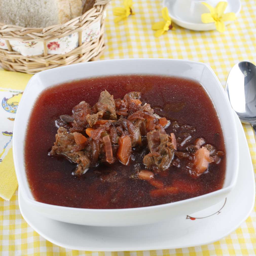 Ciorbă de miel cu sfeclă roșie Ciorbă de miel cu sfeclă roșie