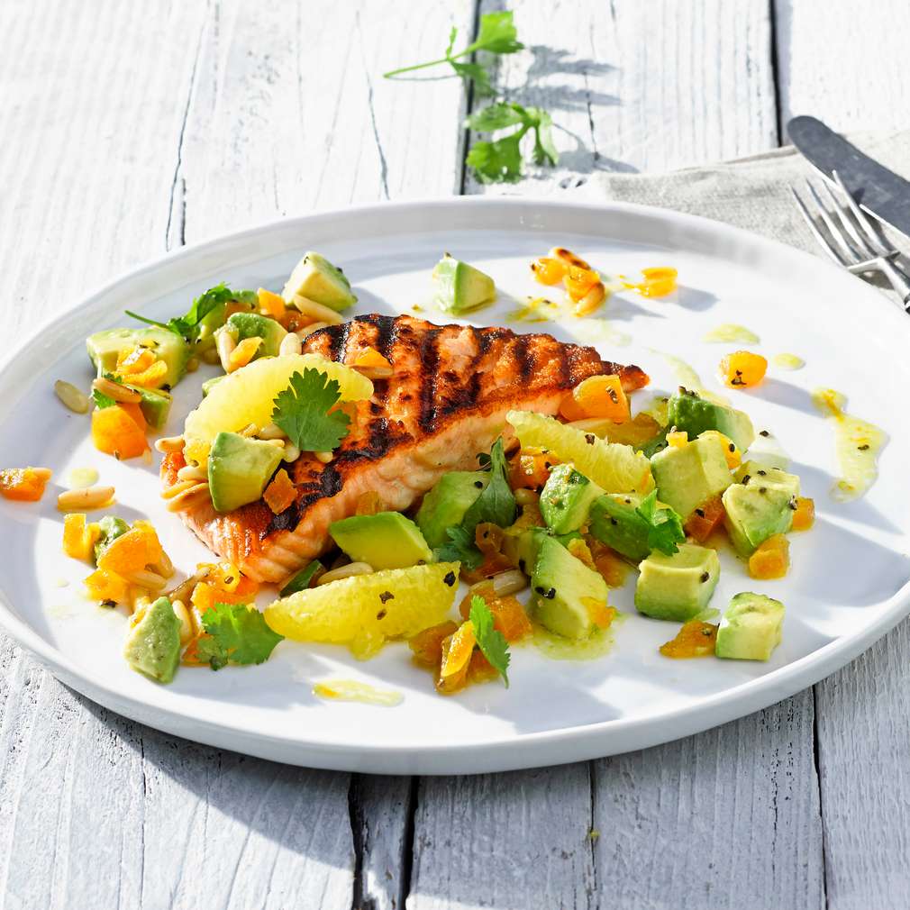 Abbildung des Rezepts Gegrilltes Lachsfilet mit Avocado-Aprikosen-Salat Abbildung des Rezepts Gegrilltes Lachsfilet mit Avocado-Aprikosen-Salat