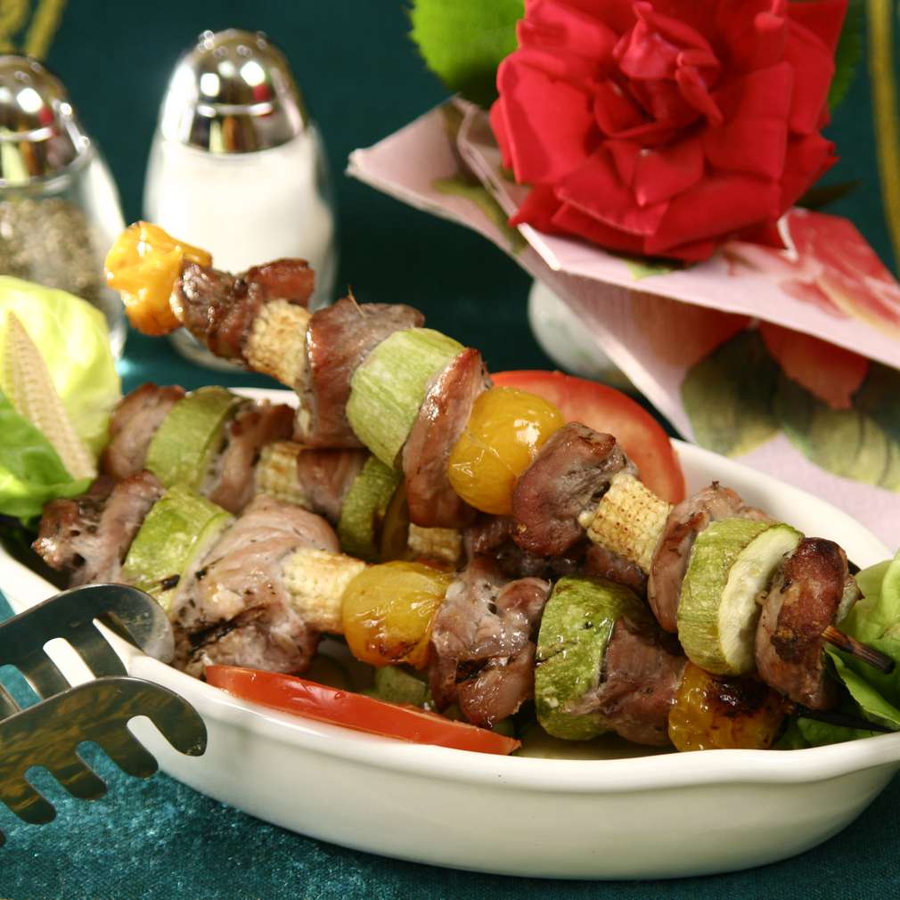 Frigărui cu legume și pulpă de vită marinată Frigărui cu legume și pulpă de vită marinată