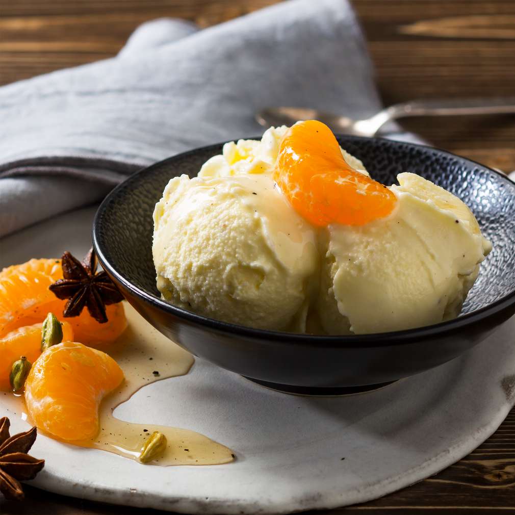Изобразяване на рецептата Анасонов сладолед с мариновани мандарини и коледни подправки