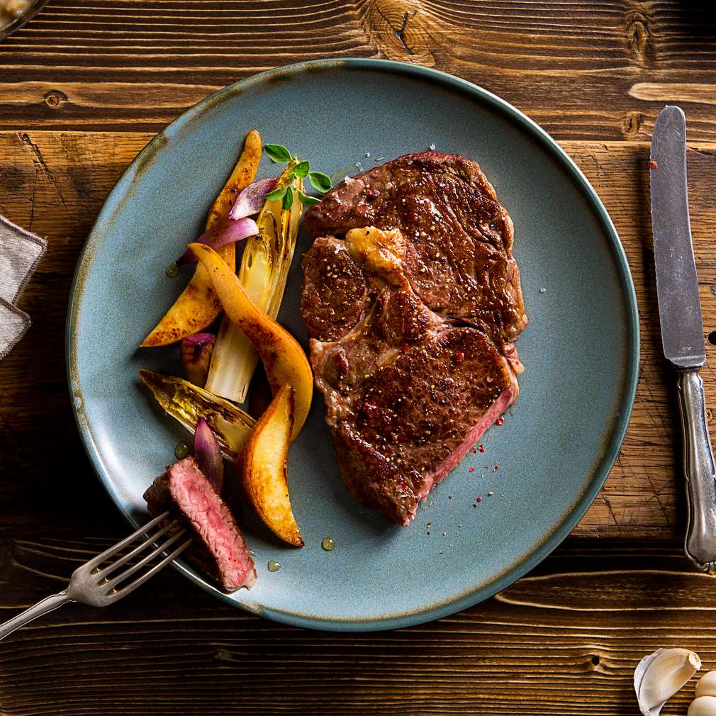 Abbildung des Rezepts Entrecôte mit gebratenem Chicorée und Birnenspalten Abbildung des Rezepts Entrecôte mit gebratenem Chicorée und Birnenspalten