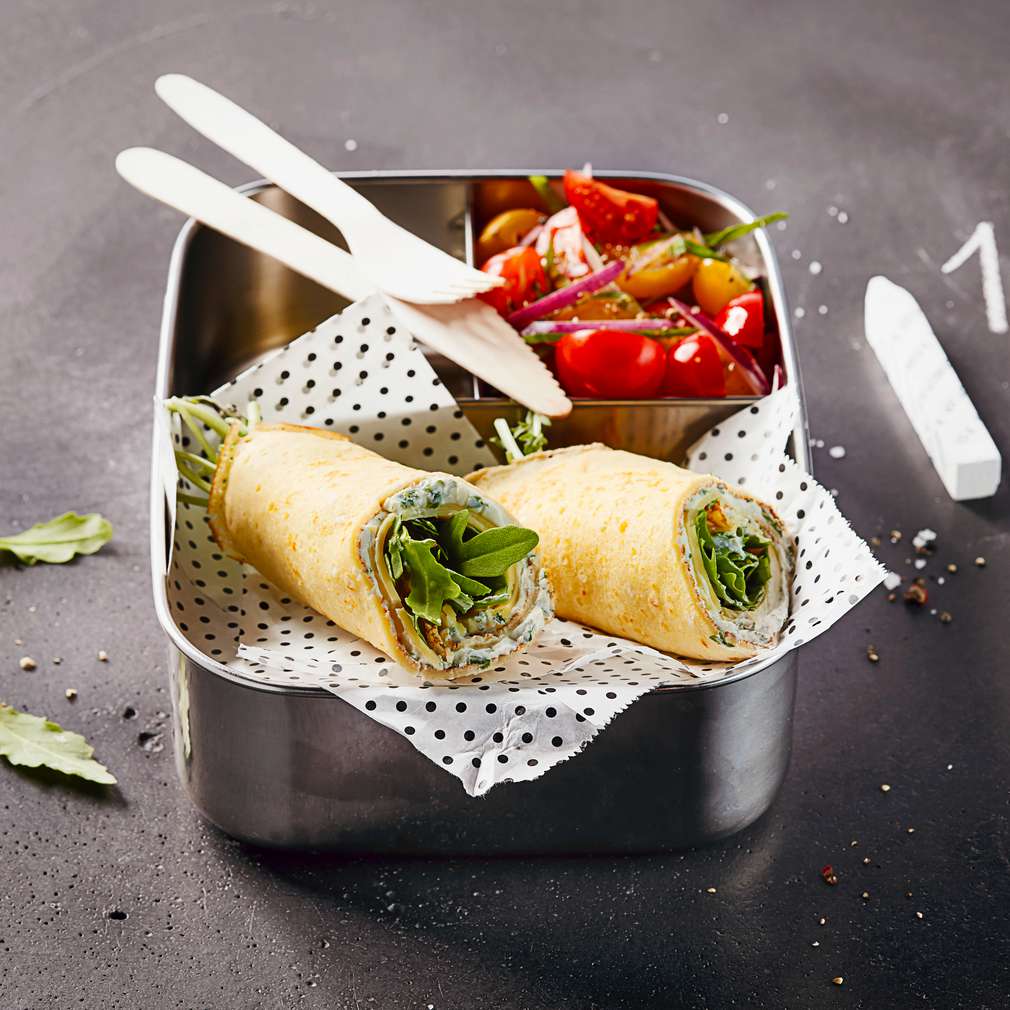 Abbildung des Rezepts Käse-Pfannkuchen mit Rucola und buntem Tomatensalat Abbildung des Rezepts Käse-Pfannkuchen mit Rucola und buntem Tomatensalat