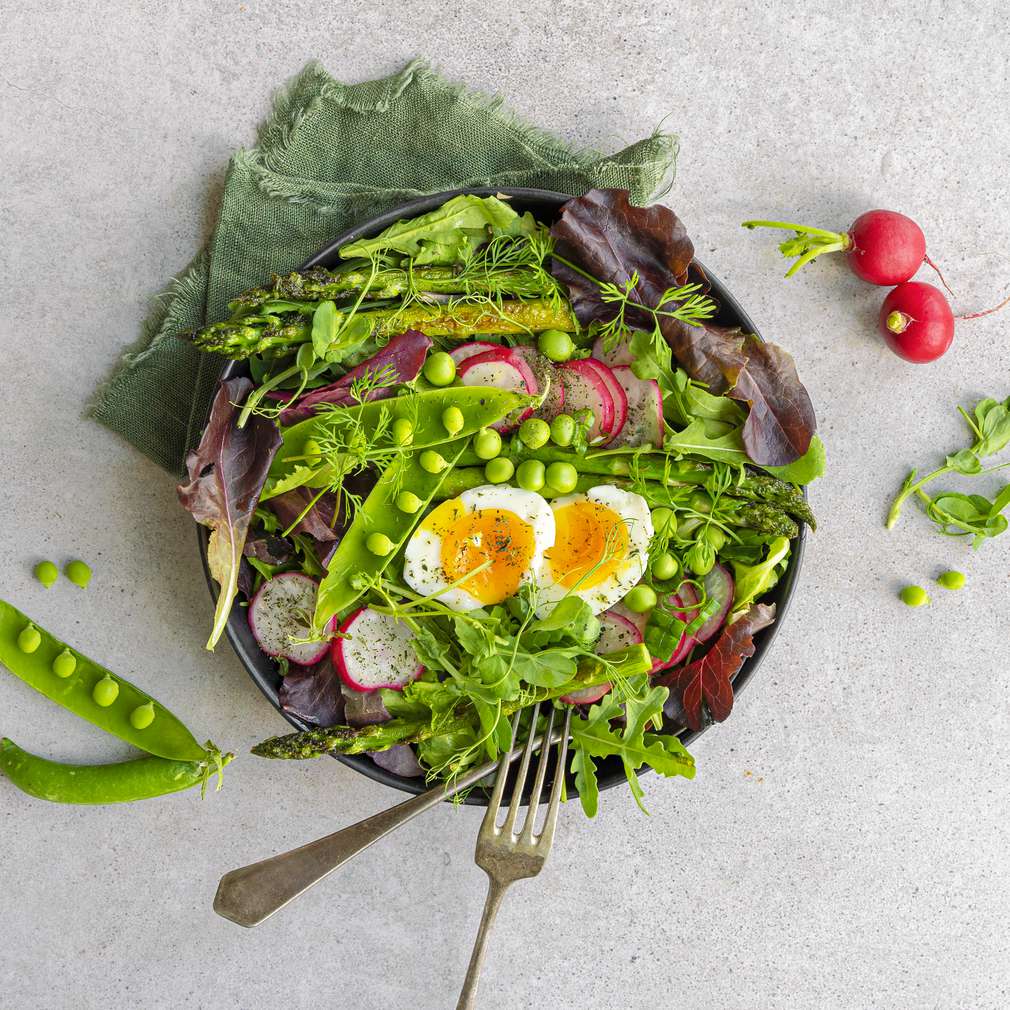 Zobrazit Salát s grilovaným chřestem, ředkvičkami, hráškem a vejcem receptů
