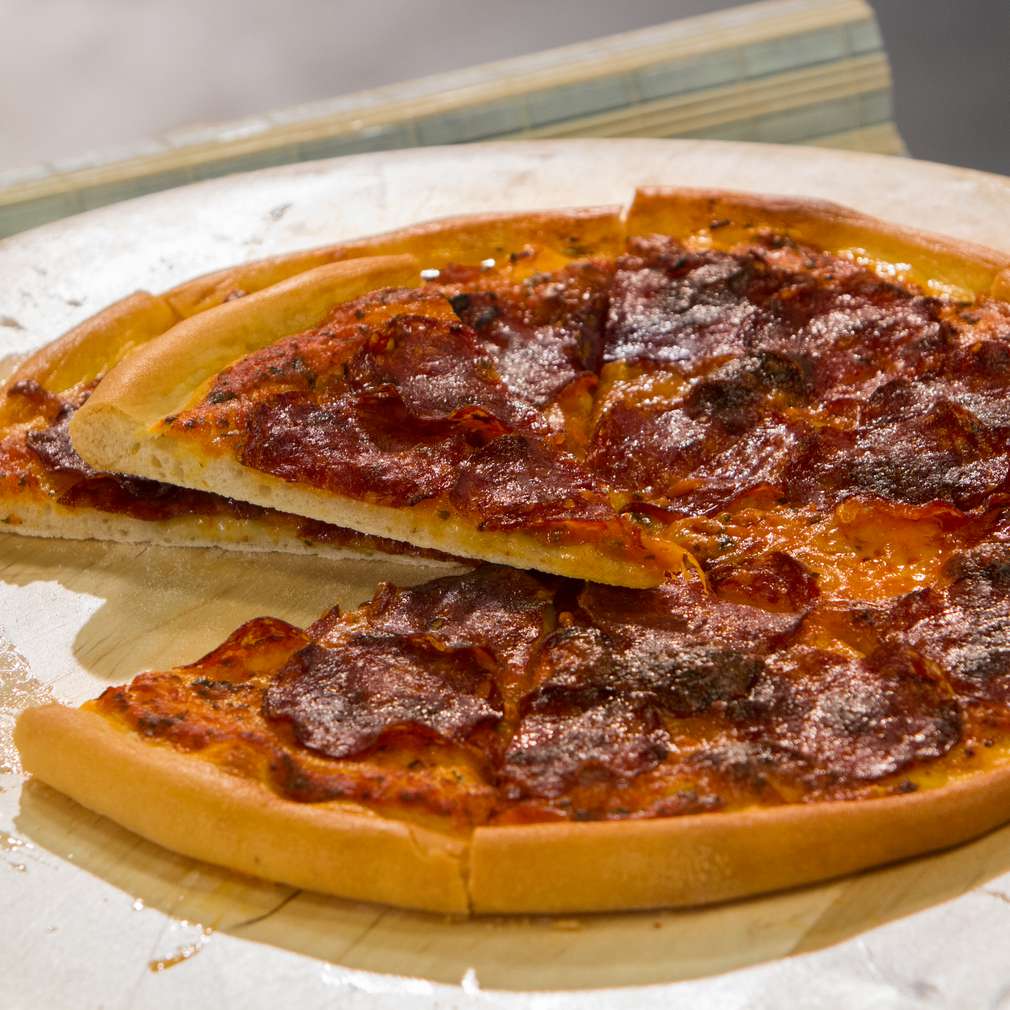 Изобразяване на рецептата Пица с пикантен салам и моцарела