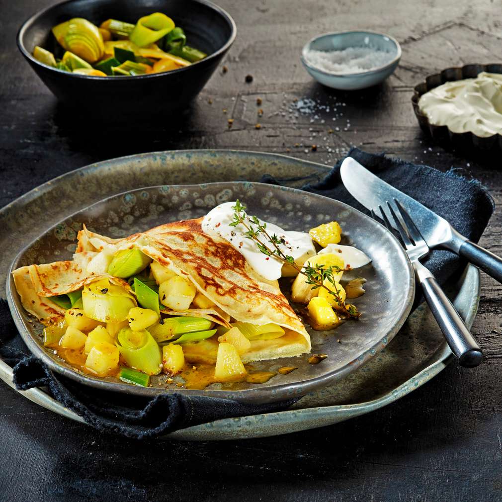 Abbildung des Rezepts Parmesan-Crêpes mit Lauch, Birne und Schmand Abbildung des Rezepts Parmesan-Crêpes mit Lauch, Birne und Schmand