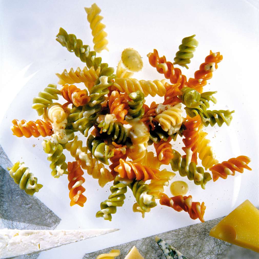 Изобразяване на рецептата Фузили триколори в сос Куатро формаджи