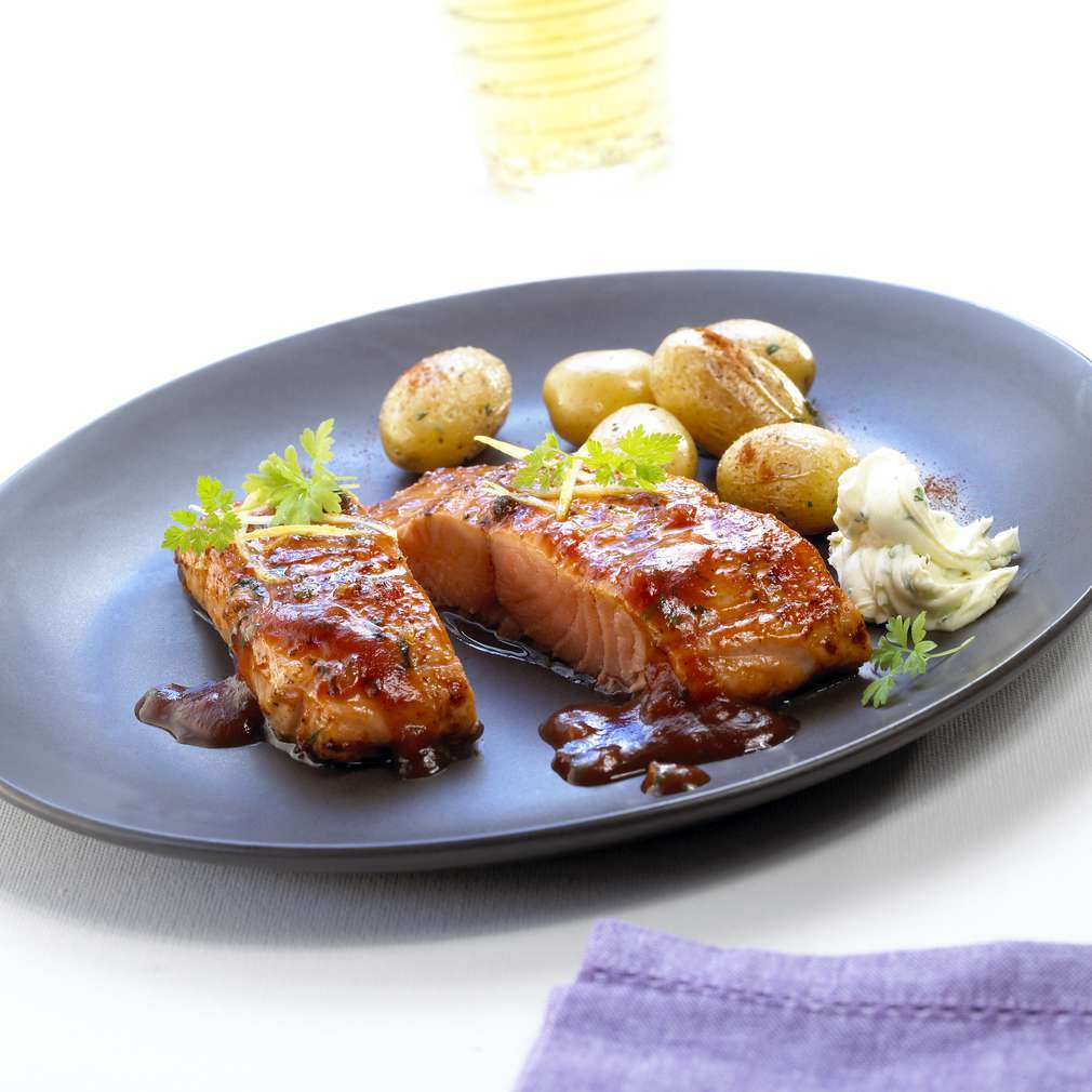 Abbildung des Rezepts Eismeer-Lachsforellen-Filet BBQ mit Country-Potatoes Abbildung des Rezepts Eismeer-Lachsforellen-Filet BBQ mit Country-Potatoes