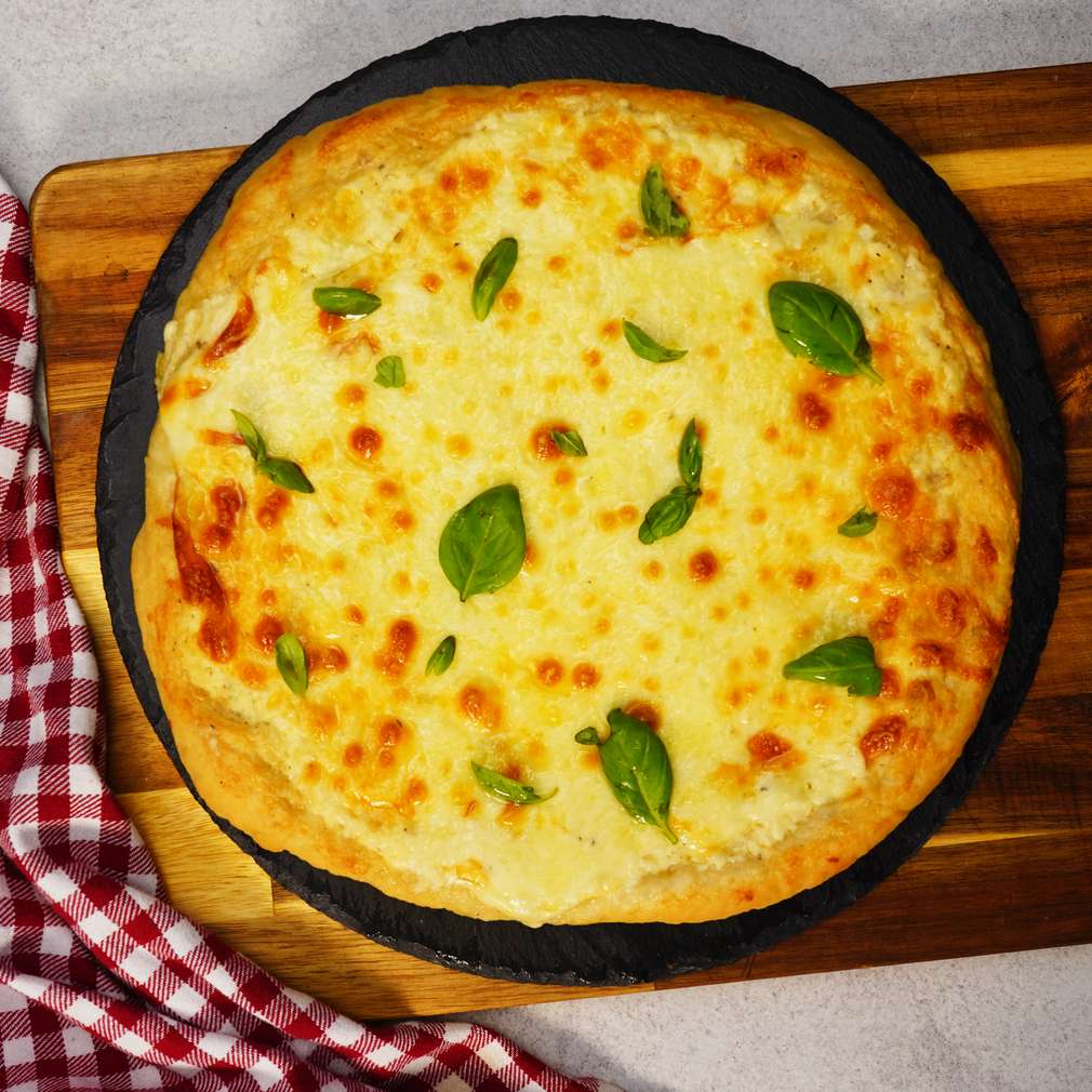 Изобразяване на рецептата Пица с моцарела и сос Алфредо