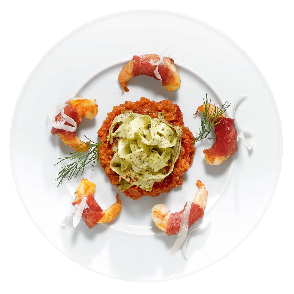 Creveți gigant cu tagliatelle cu chili și leurdă și șuncă Creveți gigant cu tagliatelle cu chili și leurdă și șuncă