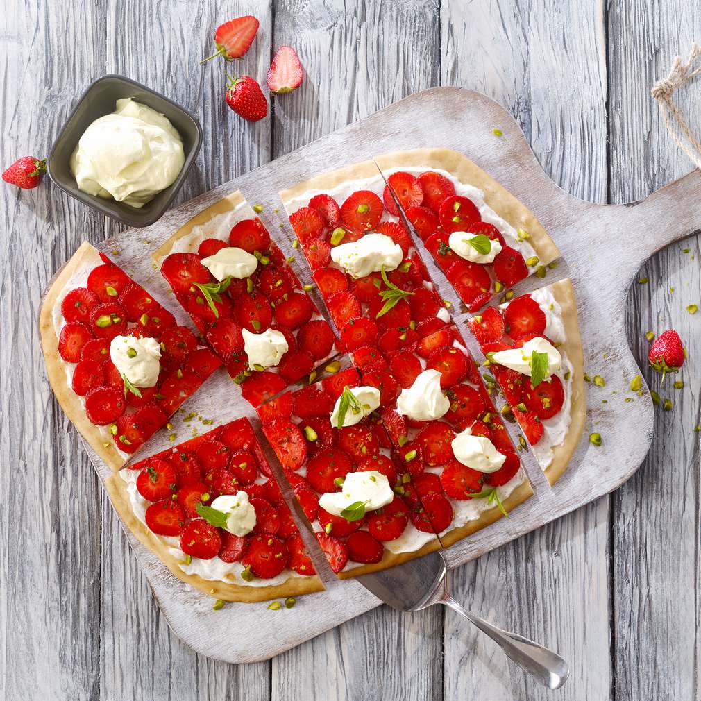 Abbildung des Rezepts Erdbeerflammkuchen Abbildung des Rezepts Erdbeerflammkuchen