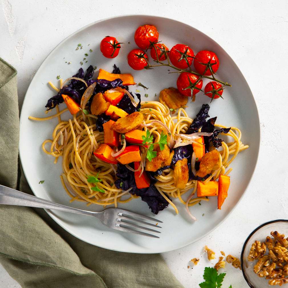 Abbildung des Rezepts Vollkorn-Spaghetti mit Rotkohl und Kürbis Abbildung des Rezepts Vollkorn-Spaghetti mit Rotkohl und Kürbis