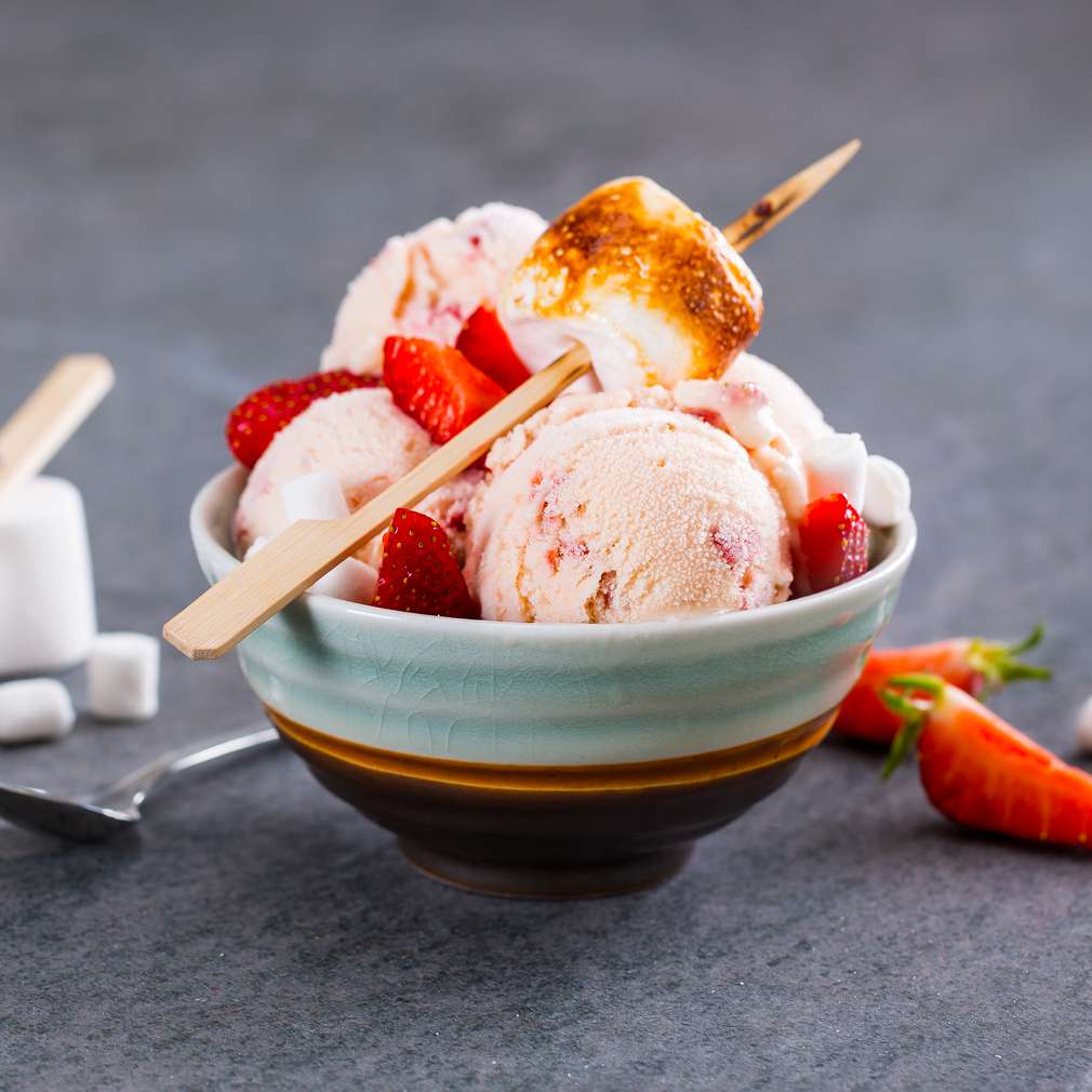 Abbildung des Rezepts Marshmallow-Eis mit Erdbeeren