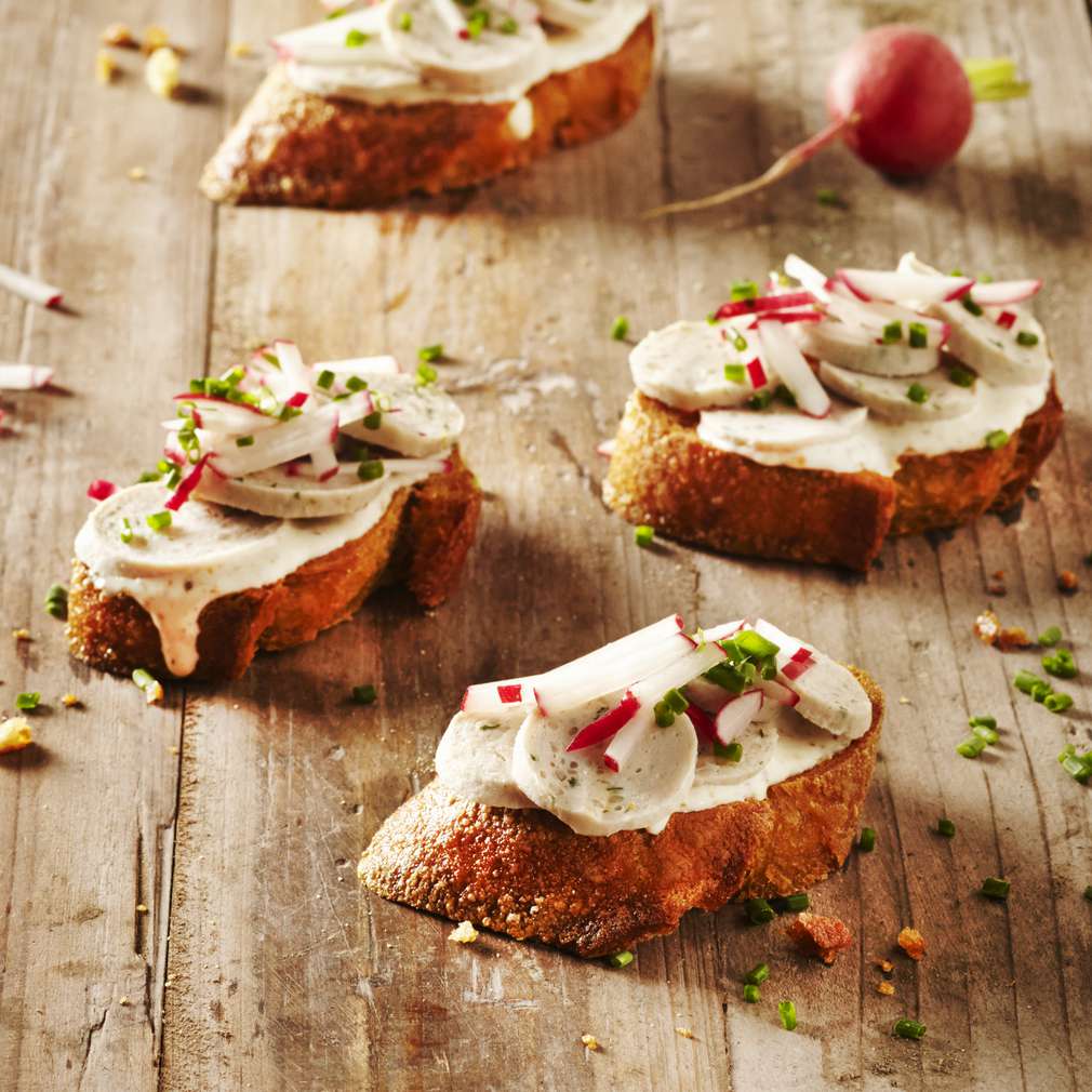 Crostini cu cârnați bavarezi Crostini cu cârnați bavarezi