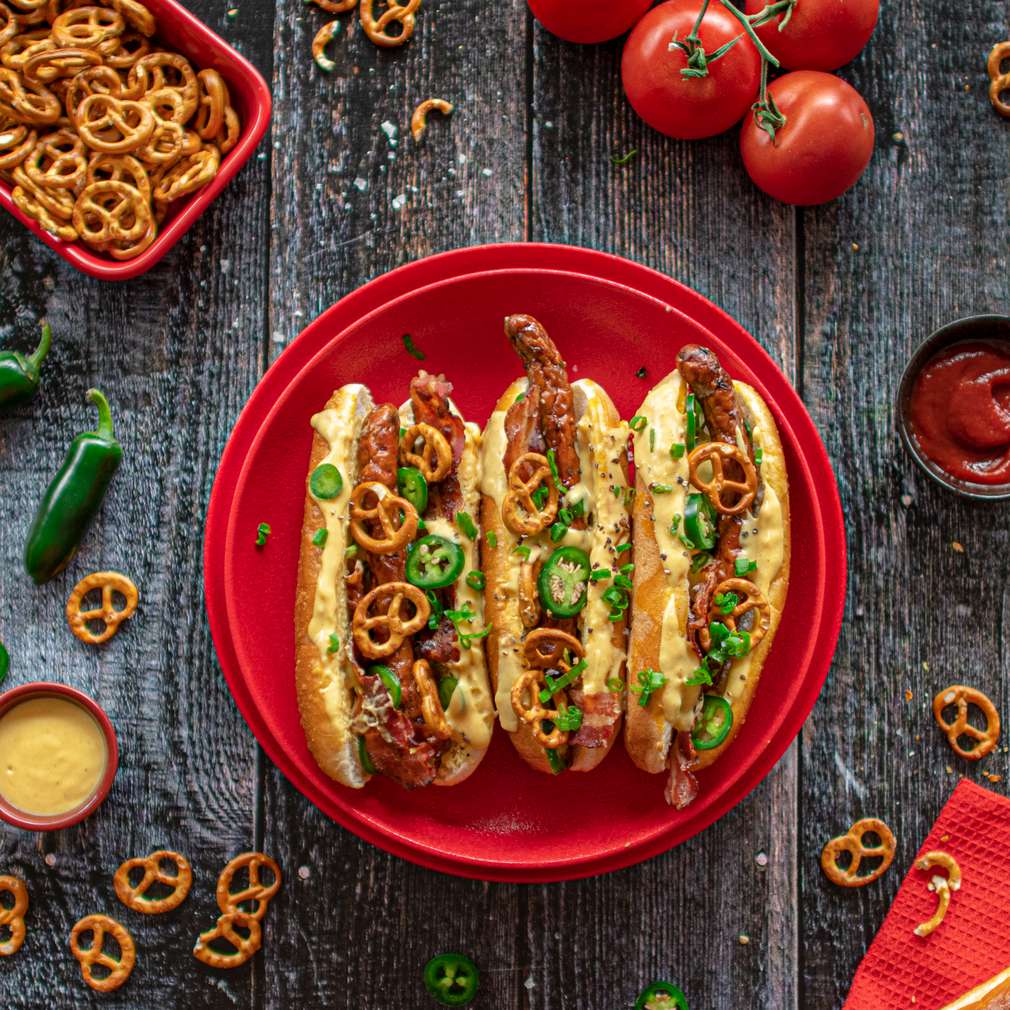 Zdjęcie przepisu Super hot dog z sosem cheddarowym, jalapeno i precelkami Zdjęcie przepisu Super hot dog z sosem cheddarowym, jalapeno i precelkami