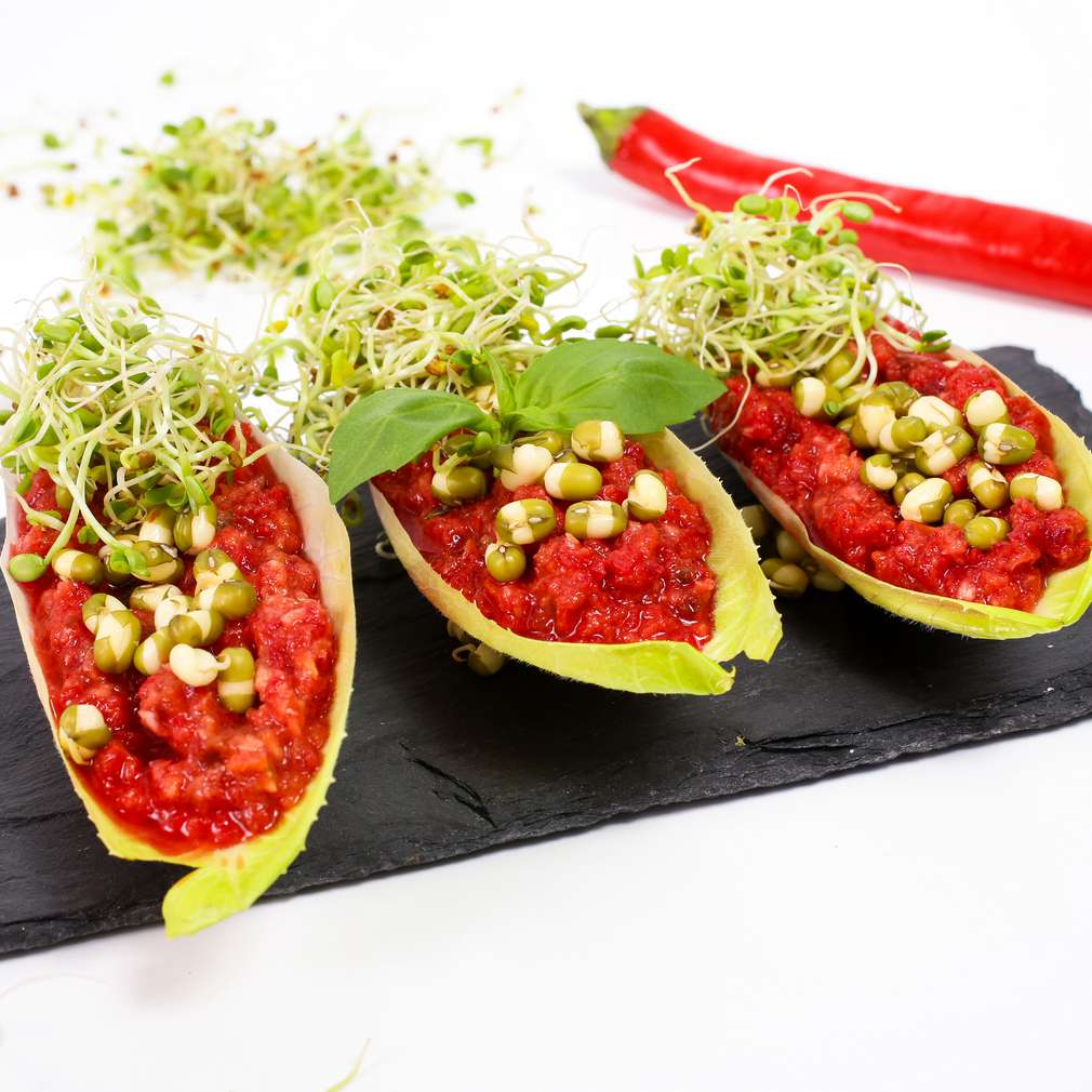 Corăbiuțe din andive cu sos chilli Corăbiuțe din andive cu sos chilli
