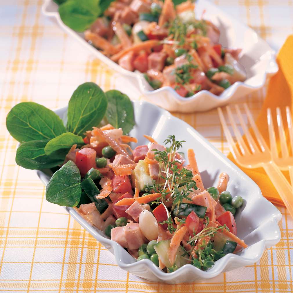 Salată colorată cu șuncă și legume Salată colorată cu șuncă și legume