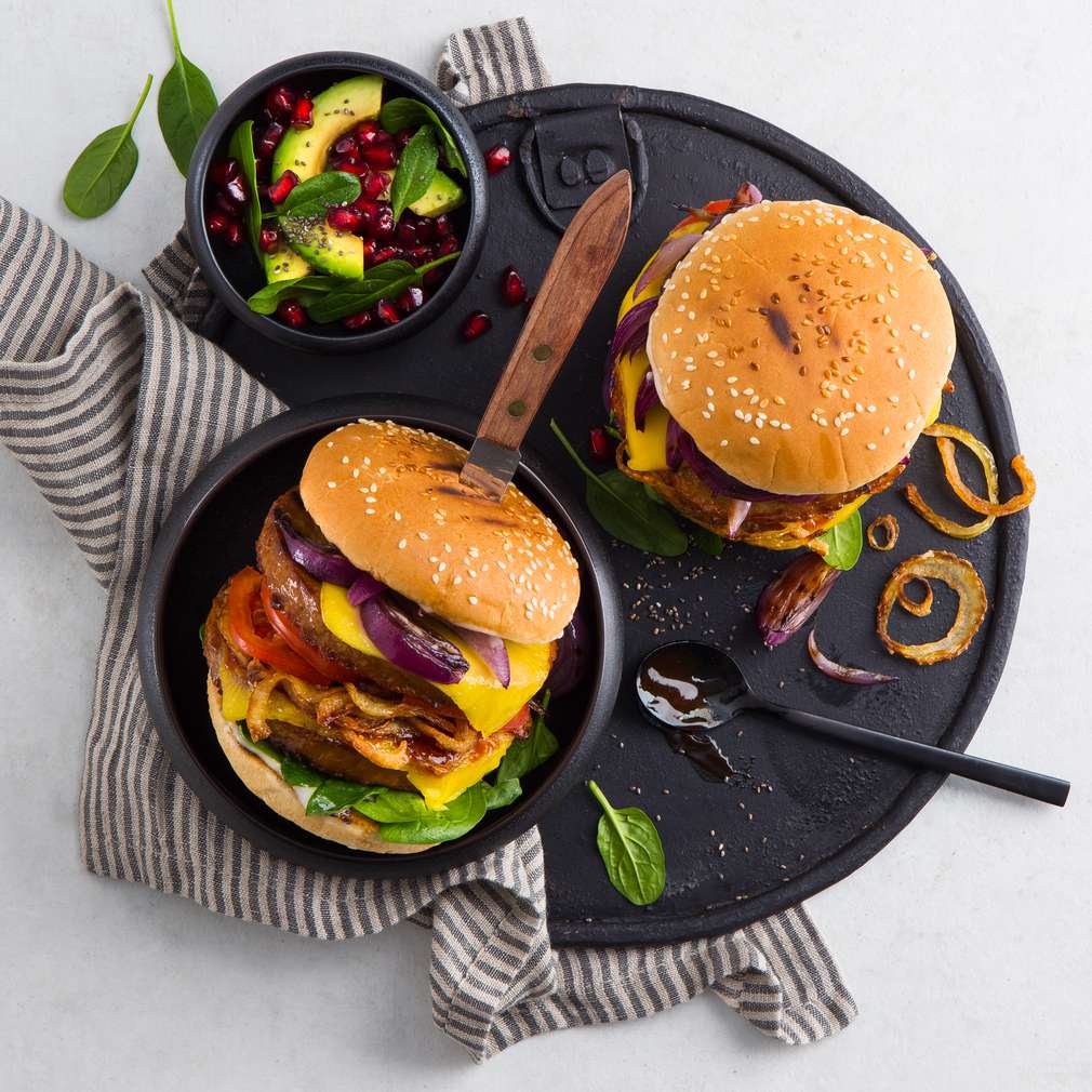 Veganer Onion Burger Mit Avocado Granatapfel Salat Rezept Kaufland