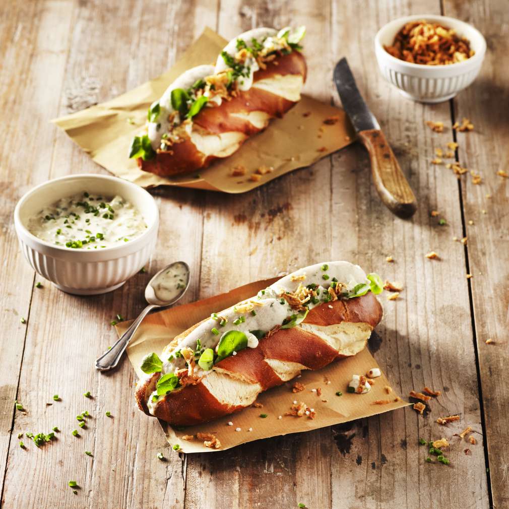 Hotdog cu cârnați bavarezi Hotdog cu cârnați bavarezi
