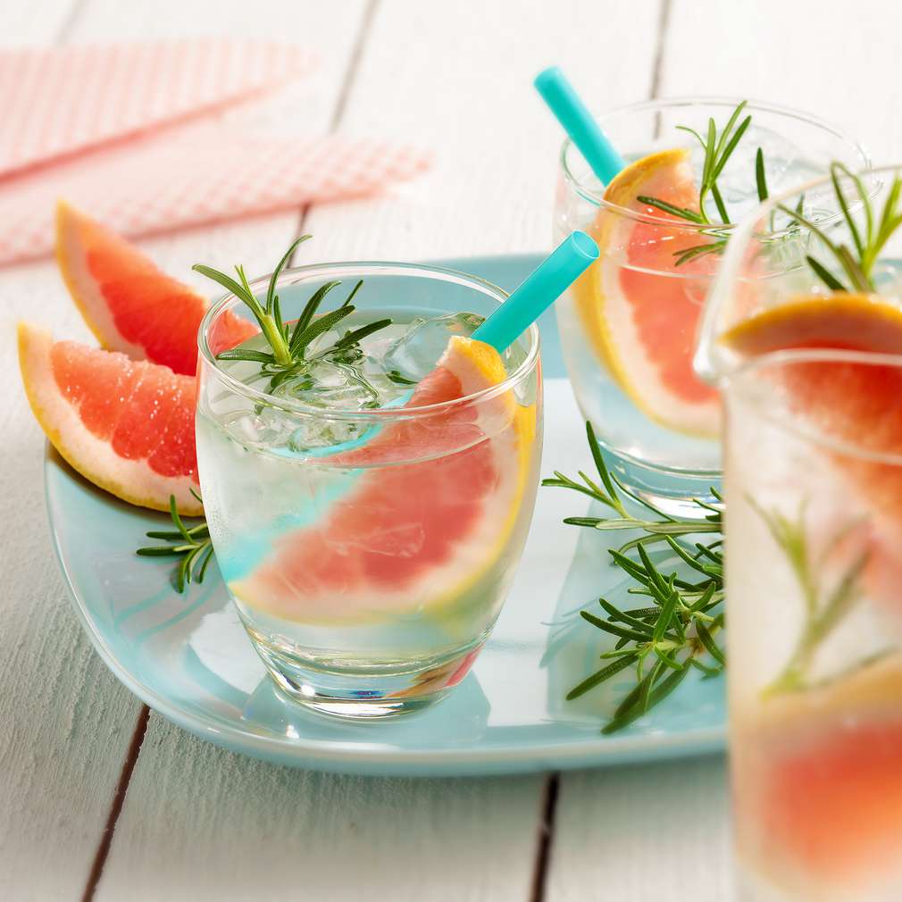 Abbildung des Rezepts Rosmarin-Grapefruit-Wasser Abbildung des Rezepts Rosmarin-Grapefruit-Wasser