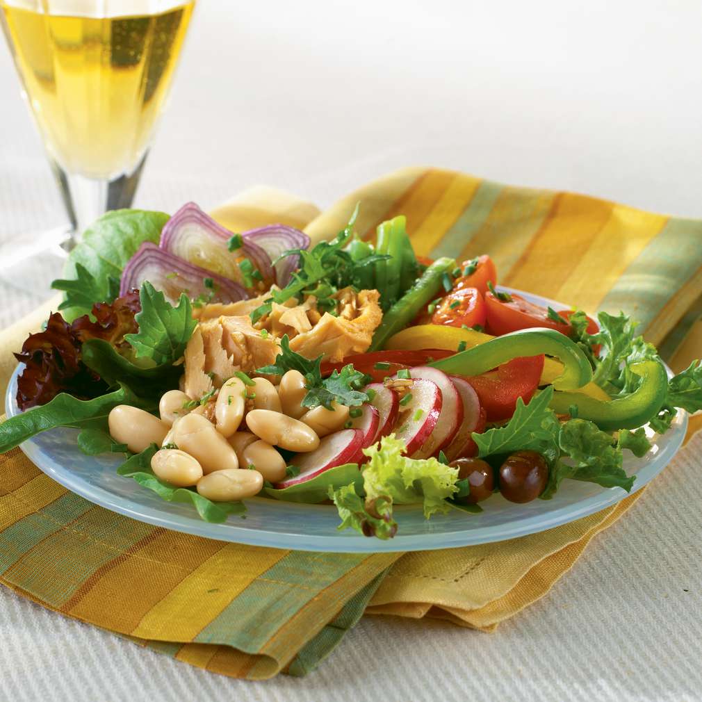Salată provensală cu ton Salată provensală cu ton