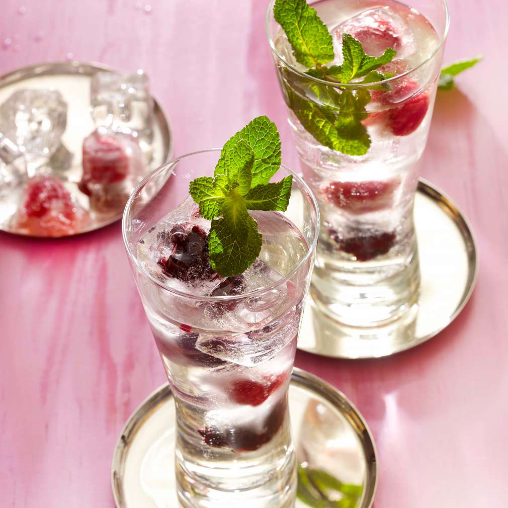 Abbildung des Rezepts Vanille-Minz-Prosecco mit Beeren-Eiswürfeln Abbildung des Rezepts Vanille-Minz-Prosecco mit Beeren-Eiswürfeln