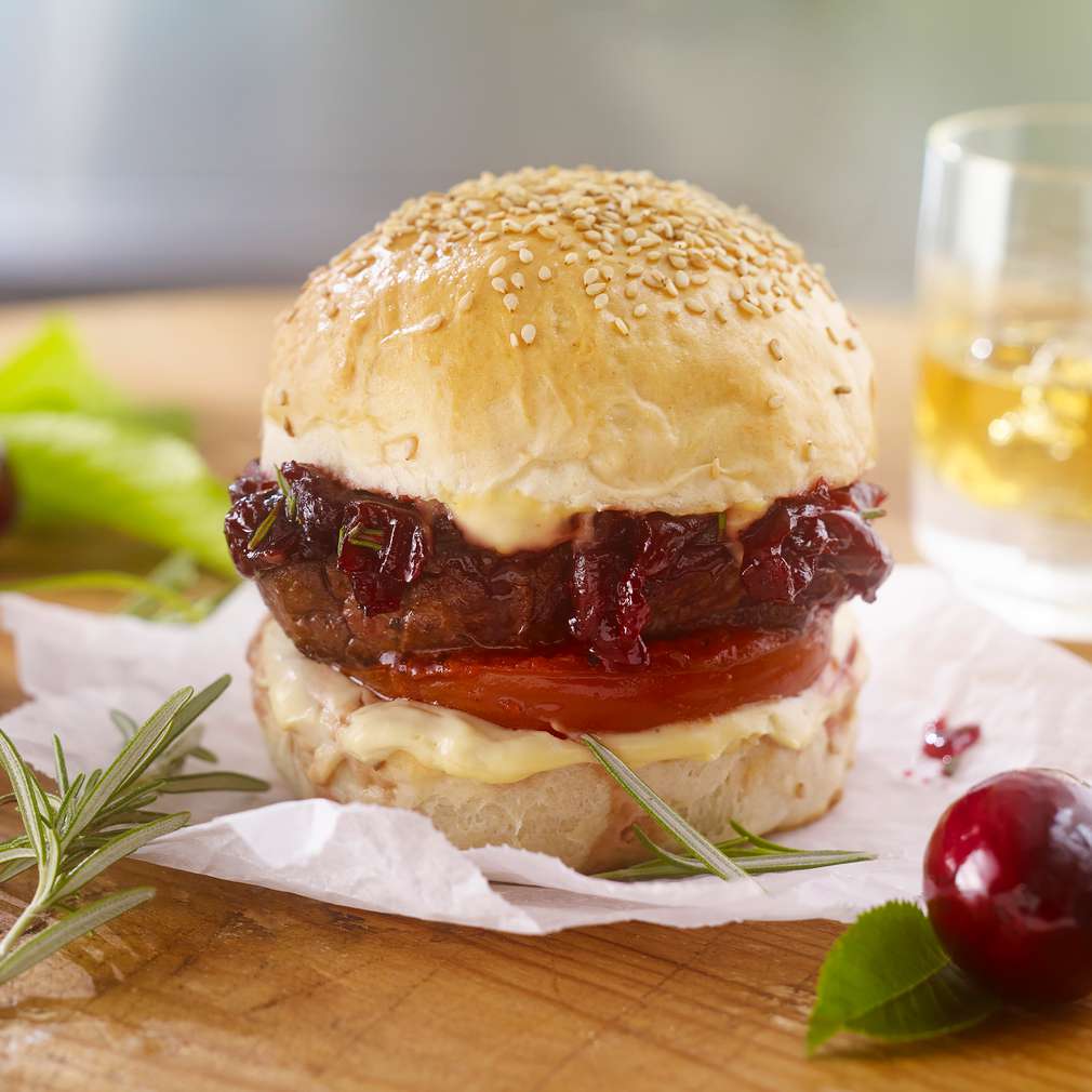 Abbildung des Rezepts Steak-Burger mit Whisky-Kirschen Abbildung des Rezepts Steak-Burger mit Whisky-Kirschen