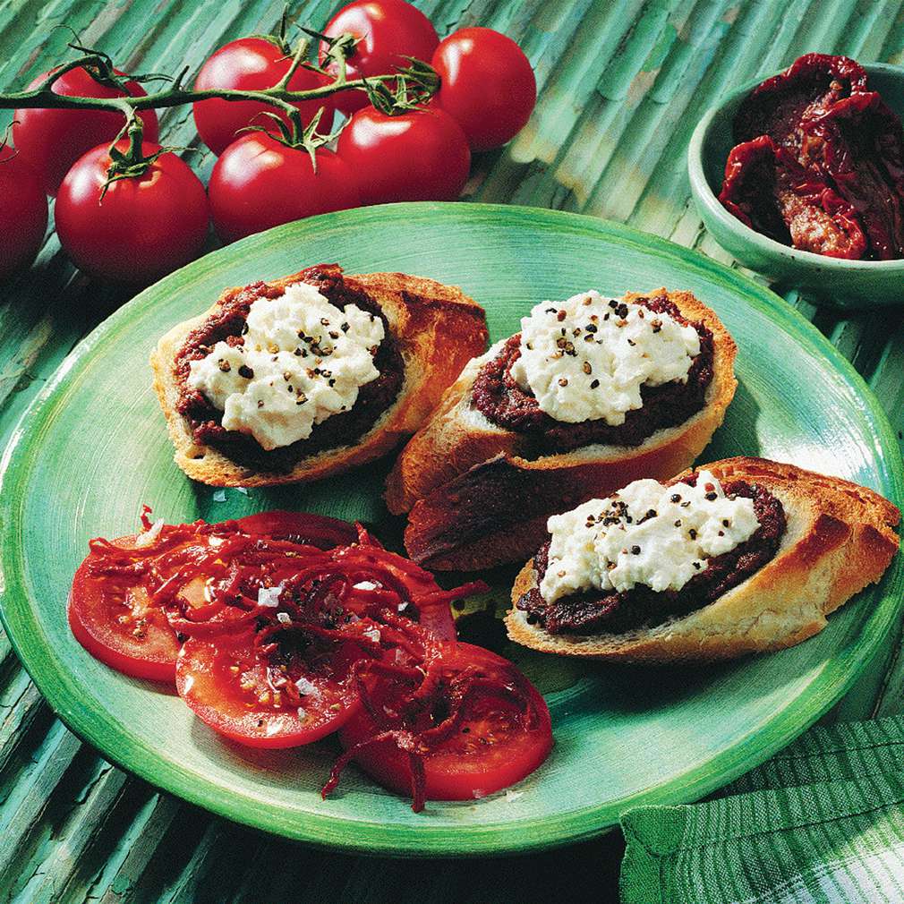 Baghetă la grătar cu pesto și telemea de oaie Baghetă la grătar cu pesto și telemea de oaie