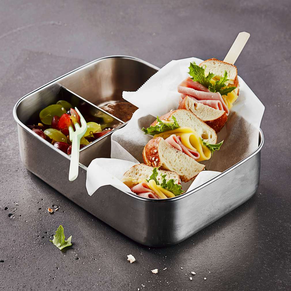 Abbildung des Rezepts Schinken-Käse-Laugenspieß mit süßem Senfdip und Traubensalat Abbildung des Rezepts Schinken-Käse-Laugenspieß mit süßem Senfdip und Traubensalat